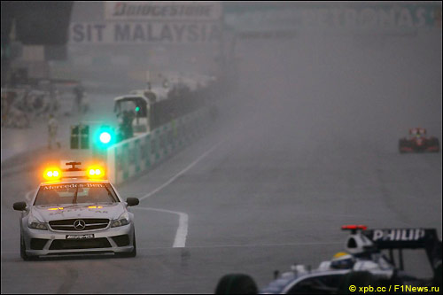 Автомобиль безопасности на трассе Гран При Малайзии 2009 года
