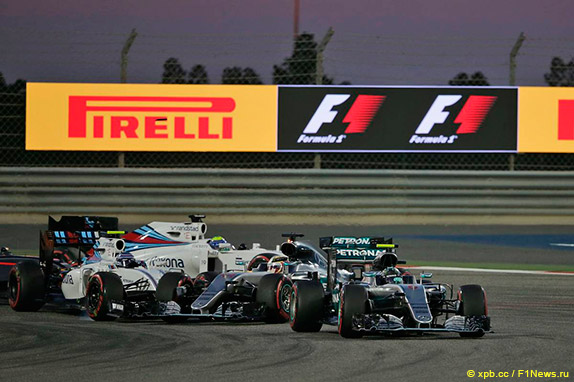 Столкновение Льюиса Хэмилтона и Валттери Боттаса в первом повороте Гран При Бахрейна 2016 года