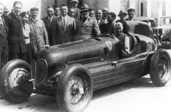 Alfa Bimotore, за рулём Тацио Нуволари, на заднем плане можно разглядеть Энцо Феррари