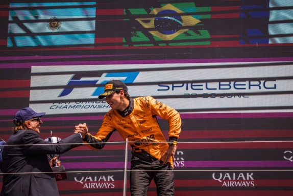 Эмерсон Фиттипальди вручает кубок Габриэле Бортолето и поздравляет его с победой, фото XPB