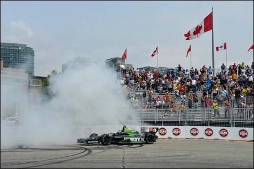 Себастьен Бурдэ празднует победу в первой гонке в Торонто