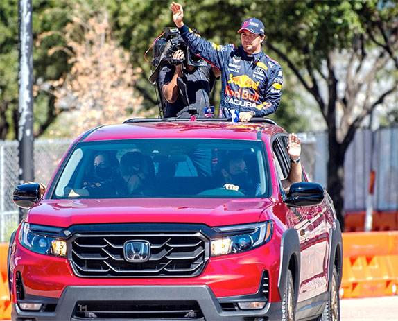 После демо-заездов Серхио Пересу устроили круг почёта по трассе в Далласе