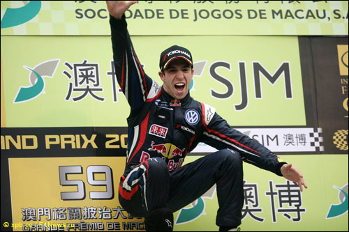 Антониу Феликс да Кошта на вершине подиума Гран При Макао Ф3