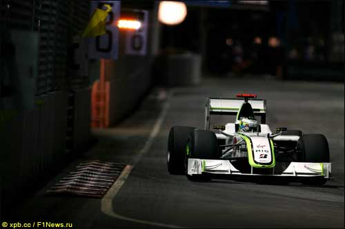 Дженсон Баттон на трассе Гран При Сингапура