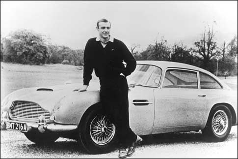 Шон Коннери рядом с Aston Martin DB5