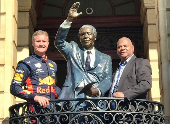 Дэвид Култхард в компании мэра Кейптауна и статуи Нельсона Манделы