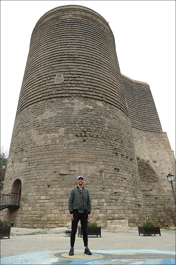 Даниэль Риккардо возле Девичьей башни - одной из главных достопримечательностей Баку