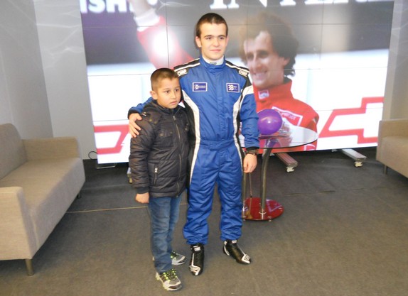 Гюльгусейн Абдуллаев фотографируется с одним из юных гостей праздника