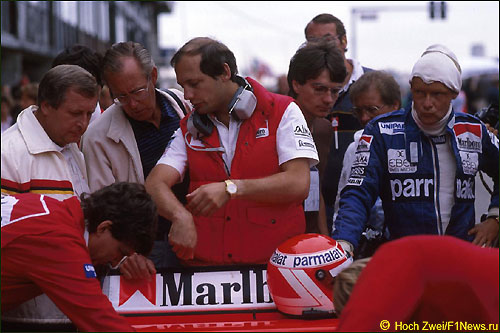 Рон Деннис (в центре) и Ники Лауда (крайний справа) на Гран При Голландии, 1983 год