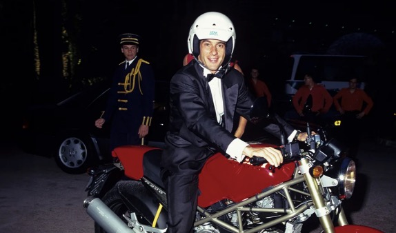 Айртон Сенна в седле мотоцикла Ducati Monster, 1993 год, фото пресс-службы Ducati