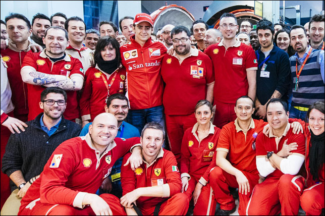 Эстебан Гутьеррес в окружении сотрудников Ferrari