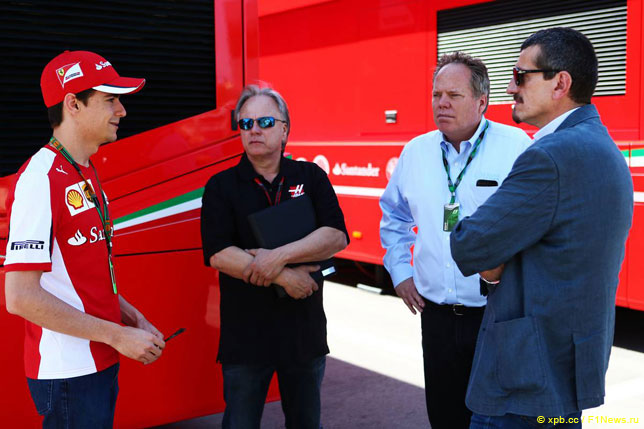 Эстебан Гутьеррес с руководством Haas F1
