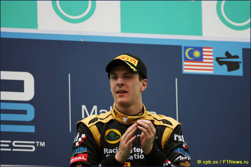 Джеймс Каладо на вершине подиума после воскресной гонки GP2 в Малайзии