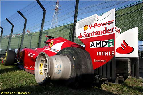 Ferrari Фернандо Алонсо после вылета с трассы Гран При Японии