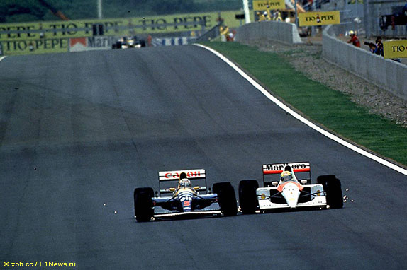 Найджел Мэнселл за рулём Williams FW14 ведёт борьбу с Айртоном Сенной на трассе Гран При Испании 1991 года