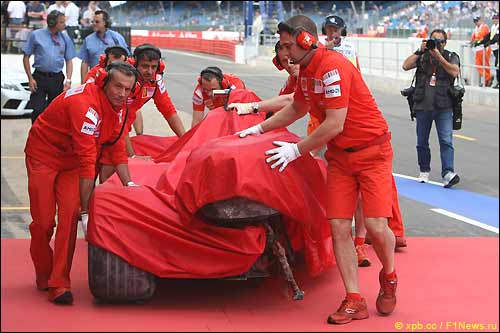 Ferrari Фелипе Массы возвращается в боксы после аварии