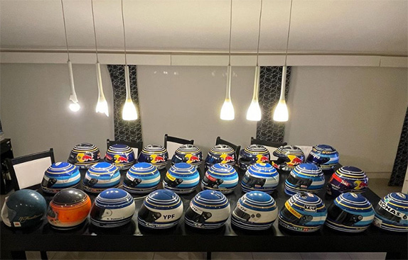 Коллекция шлемов Норберто Фонтаны, фото из Instagram гонщика