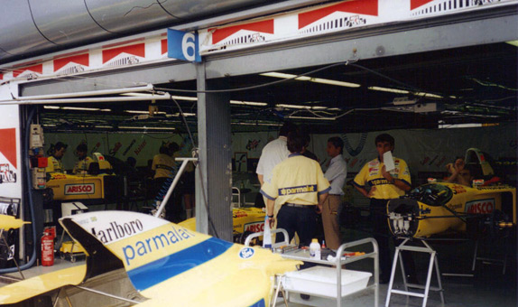 Боксы команды Forti Corse на Гран При Италии в Монце, 1995 год. Фото Ilnani