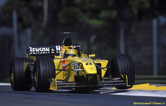 Хайнц-Харальд Френтцен за рулём Jordan 199 на трассе Гран При Сан-Марино, 1999 год
