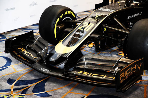 Переднее крыло машины Haas, соответствующее техническому регламенту 2019 года