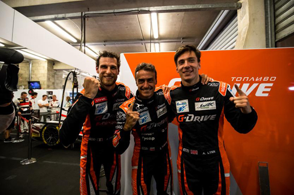 Гонщики G-Drive Racing Пьер Тирье, Роман Русинов и Алекс Линн празднуют победу в квалификации
