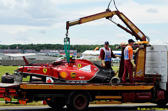 Машина Кими Райкконена после аварии на первом круге Гран При Великобритании 2014 года