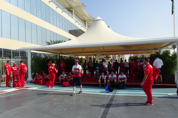 Технический персонал Ferrari и Alfa Romeo ожидает окончания комендантского часа