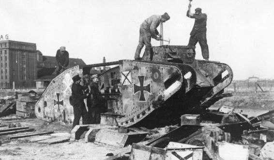 Немецкие рабочие разбирают танки в соответствии с Версальским договором, 1919 год