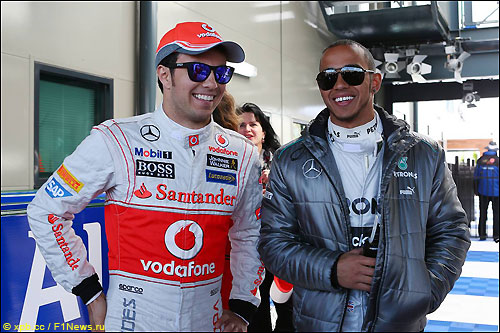 Льюис Хэмилтон и Серхио Перес, занявший его место в McLaren