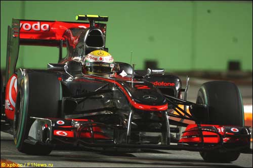 Льюис Хэмилтон за рулем McLaren MP4-25 на трассе Гран При Сингапура
