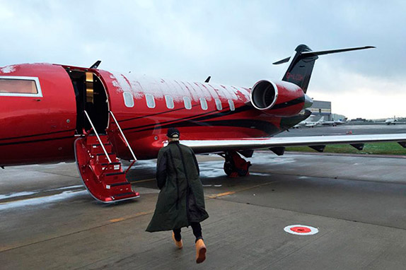 Льюис Хэмилтон садится в личный самолёт в Москве