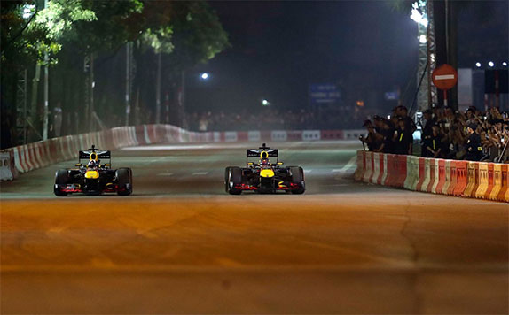 Машины Red Bull Racing на импровизированной трассе в Ханое