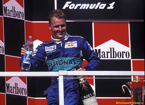 Джонни Херберт на подиуме Гран При Венгрии, 1997 год