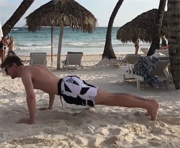 Нико Хюлкенберг тренируется на пляже
