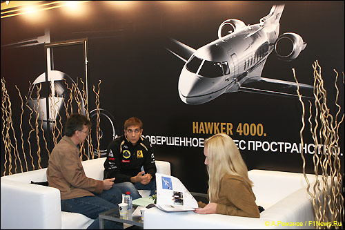 Виталий Петров даёт интервью F1News.Ru у стенда компании Hawker