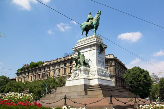Памятник Джузеппе Гарибальди на площади перед часовней Сфорца в Милане