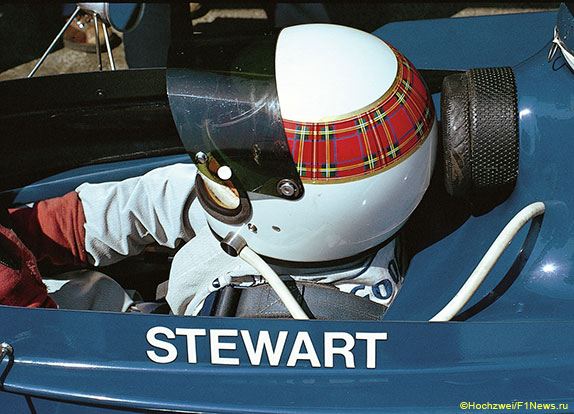 Джеки Стюарт в 1973 году за рулём Tyrrell