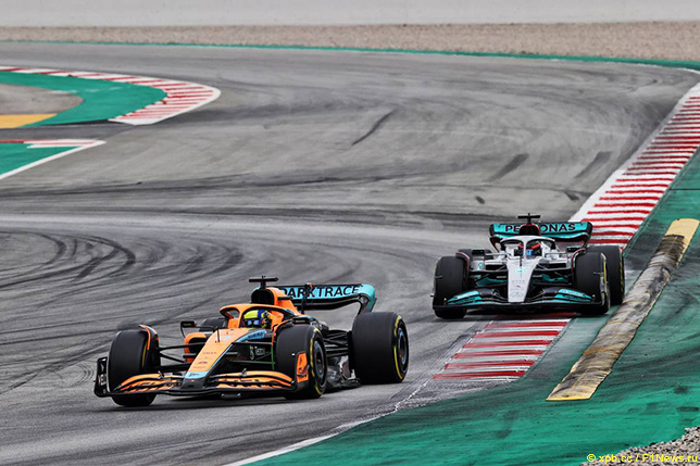 Машины McLaren и Mercedes на тестах в Барселоне