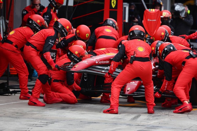 Машина Шарля Леклера в боксах Ferrari, идёт замена носовог обтекаткля, фото XPB