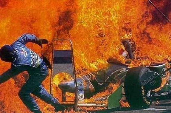 Кенни Хэндкаммер в эпизоде с пожаром в боксах Benetton, 1994 год