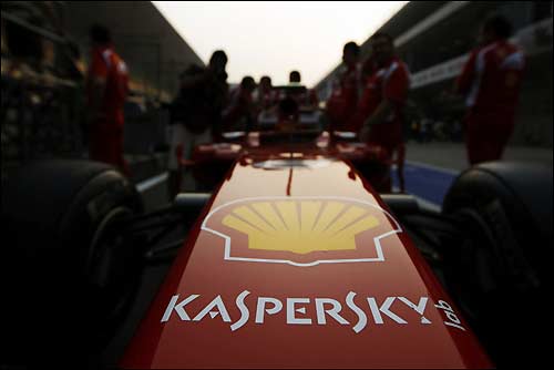 Логотип "Лаборатории Касперского" на машине Ferrari