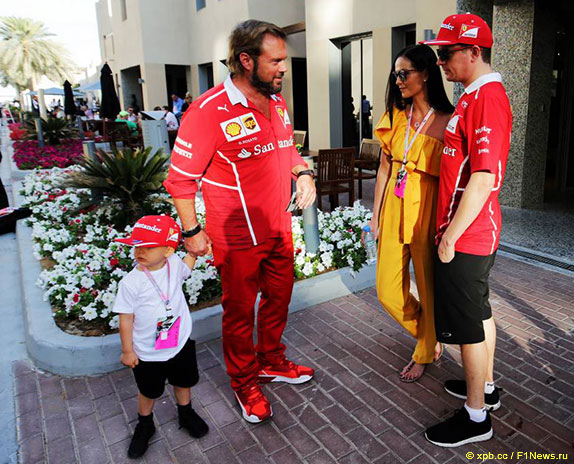 Кими Райкконен, его супруга Минтту, Джино Розато, менеджер Ferrari и крёстный отец Робина, сына Кими