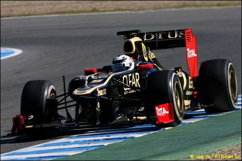 Кими Райкконен за рулем Lotus E20 на тестах в Хересе