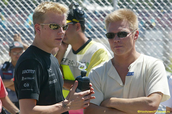 Мика Сало завершил карьеру в Формуле 1 в 2002 году, когда Кими Райкконен проводил своё первый сезон в составе McLaren