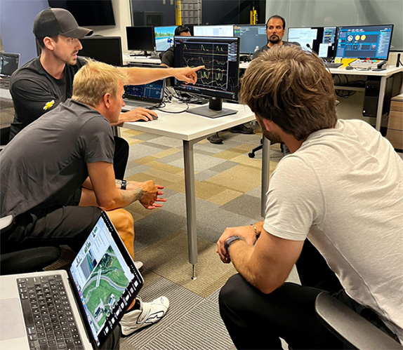 Кими Райкконен анализирует телеметрию вместе с Даниэлем Суаресом и инженерами Trackhouse Racing