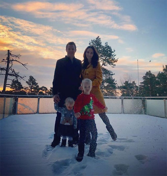 Кими Райкконен вместе с семьёй поздравляют всех с Рождеством
