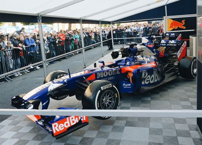 Машины Toro Rosso на Исакиевской площади в Санкт-Петербурге, фото из Instagram Сочи Автодрома