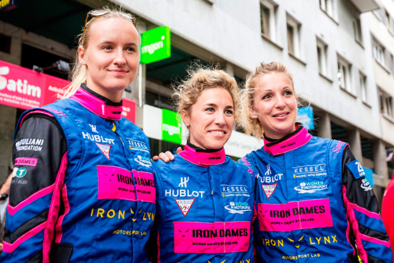 Женский экипаж Kessel Racing: Мишель Гаттинг, Рахель Фрай и Мануэла Гостнер