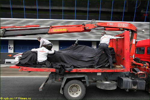 McLaren Льюиса Хэмилтона возвращается в боксы на эвакуаторе