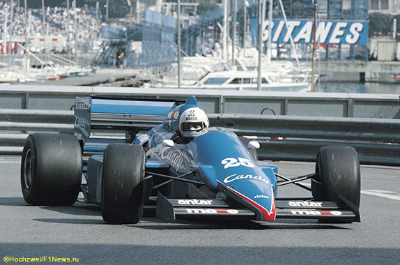 Машина команды Ligier 1985 года, за рулём - Андреа де Чезарис
